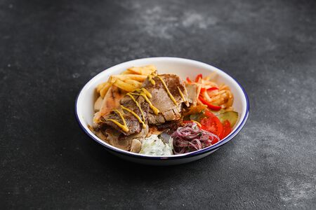 Пита на тарелке со свининой и маринованными овощами