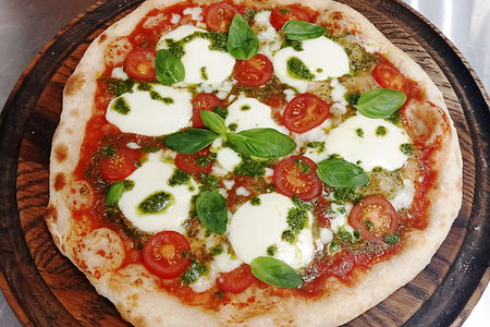 Пицца Моцарелла с соусом песто