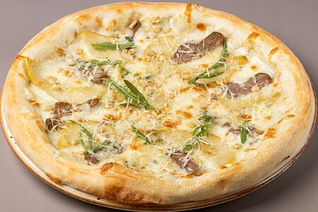 Пицца с уткой и томленой грушей