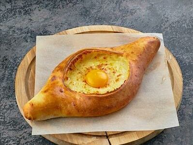 Хачапури по-аджарски с яйцом