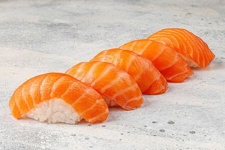 Суши с лососем