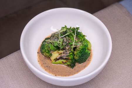 Брокколи с трюфельным соусом