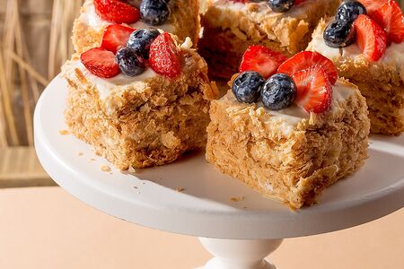 2 торта Наполеон с ягодами