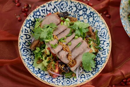 Салат с духовой говядиной, баклажанами и горчичным соусом