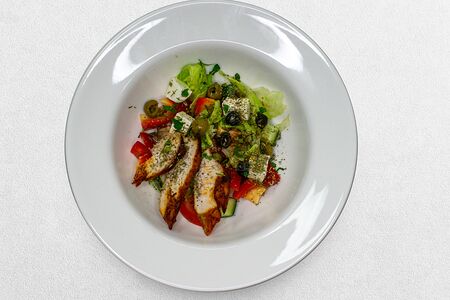 Курица гриль с греческим салатом