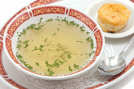 Куриный бульон со слоеными пирожками