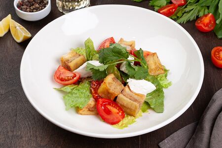 Хрустящие баклажаны, с томатами и чили соусом