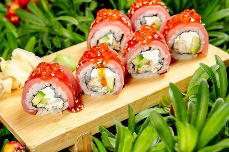 Ролл Футомаки с тунцом и красной икрой