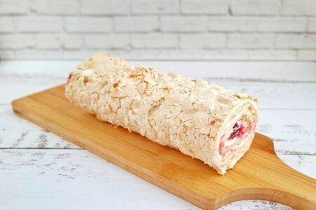 Рулет меренговый с клюквой