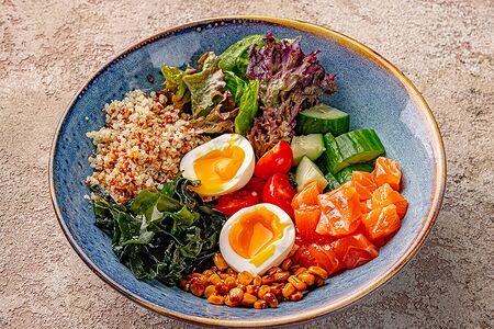 Боул-салат с лососем, устричным киноа и овощами