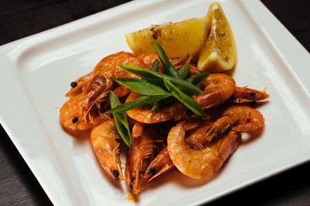 Жареные креветки в соусе том ям