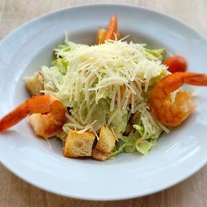 Салат Цезарь с креветками