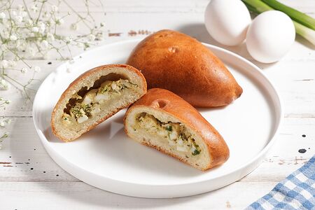 Пирожок сдобный Яйцо и зелёный лук