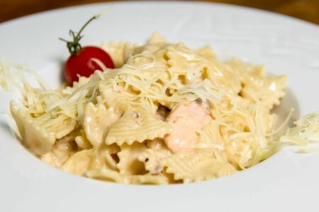 Фарфалле с лососем