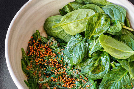 Салат с чукой, шпинатом и кунжутной заправкой