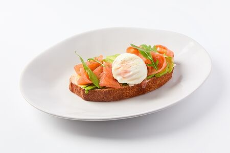 Брускетта с лососем и авокадо