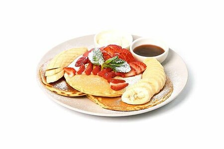 Панкейки с шоколадной пастой, имбирным маслом, бананом и сезонными ягодами