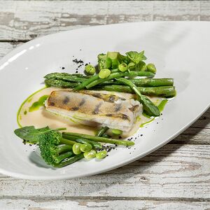 Филе судака с соусом берблан и гарниром из зеленых овощей
