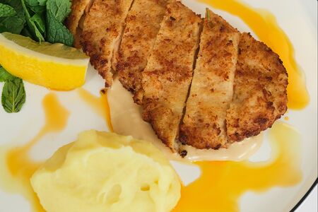 Куриный шницель, картофельное пюре, пряные травы