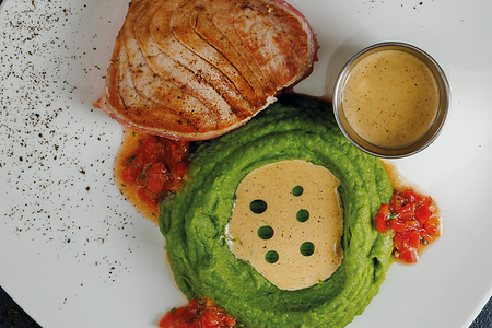 Стейк из тунца с пюре из картофеля из шпината