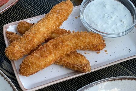 Куриные стрипсы со сметанным соусом