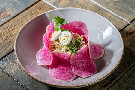 Салат с редькой и говяжьим языком