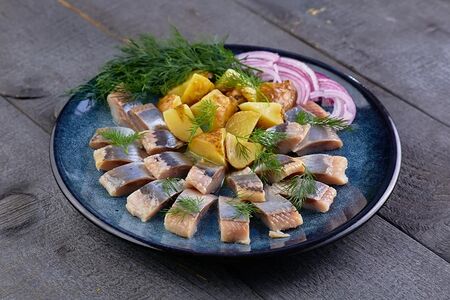 Сельдь с печеным картофелем