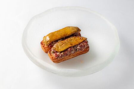 Обожжённый террин из гусиных печёнок на мини-эклерах с тартаром из нежной телятины и соусом айоли