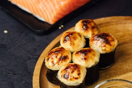 Запечённый маки-ролл с лососем