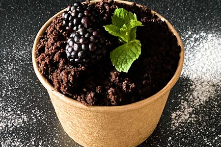 Десерт шоколадный Брауни с вишней