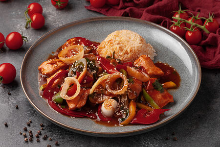 Курица, жаренная с овощами