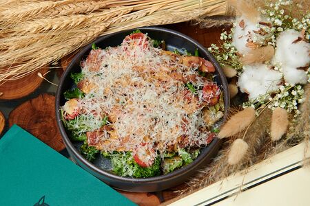 Салат с пастрами из говядины, стручковой фасолью и сыром пармезан