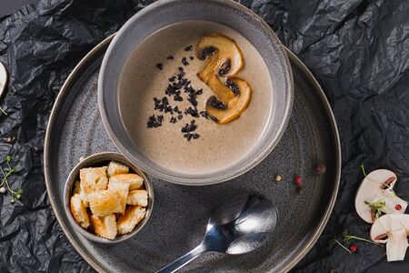 Грибной крем-суп с гренками