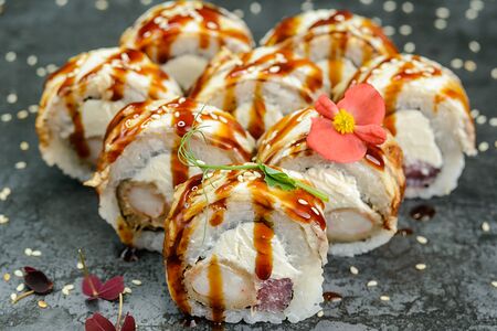 В угре с креветкой темпура и тунцом