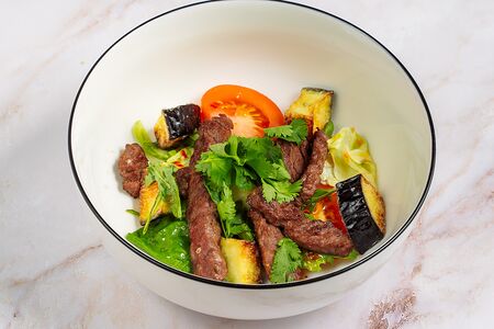 Горячий салат с говядиной