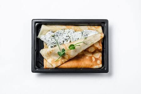 Блинчик с сыром, хреном и зеленью