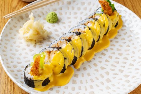 Ролл с хрустящей креветкой и манговым кремом