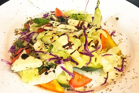 Салат Веган Грек с копченым Тофу и соусом Песто