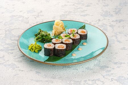 Ролл с лососем