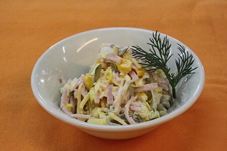 Салат из ветчины с сыром