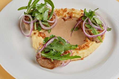 Медальоны из свинины с картофельным пюре