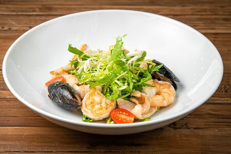 Теплый салат с морепродуктами