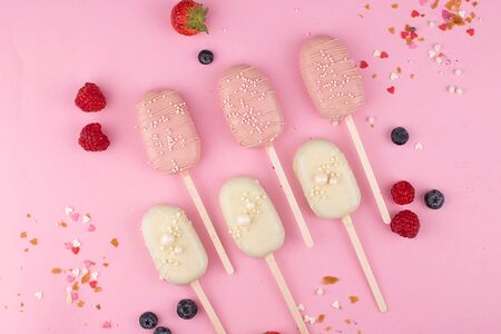 Пирожное Эскимо ассорти в белой и розовой глазури