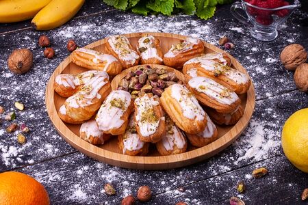 Мини-эклеры с фисташками