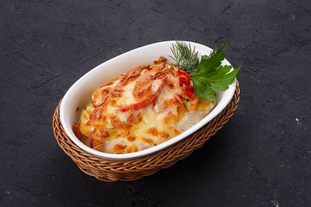 Судак, запеченный с овощами и сыром