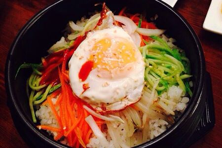 Рис с говядиной, овощами и яйцом