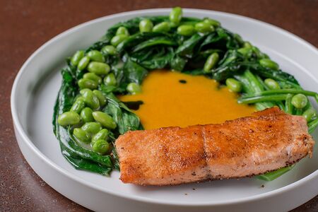 Лосось, шпинат, эдамаме, манговый соус