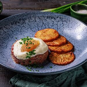 Тартар из говядины с щучьей икрой и соусом Grana padano