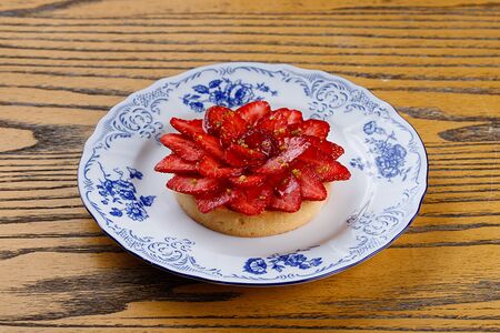 Тарталетка с клубникой и ванильным кремом