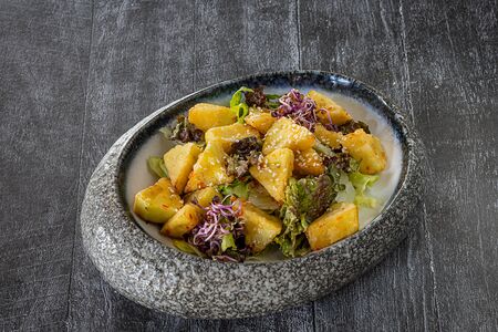 Салат с хрустящим баклажаном и свит чили